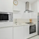 شقة Sunlit Modern