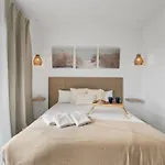 Sunlit Modern شقة