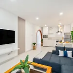 Sunlit Modern Διαμέρισμα
