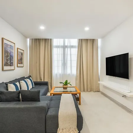 Апартаменты Sunlit Modern