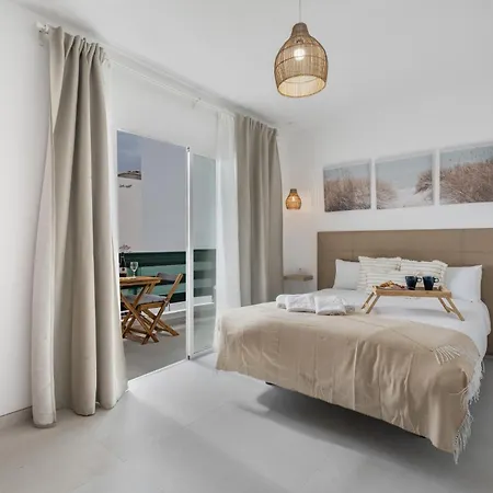 Sunlit Modern Апартаменты Арона