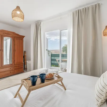 Апартаменты Sunlit Modern