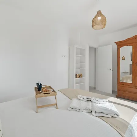 Sunlit Modern Апартаменты *