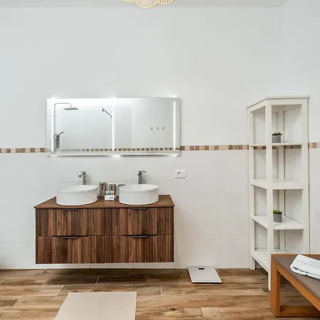 Sunlit Modern Apartamento